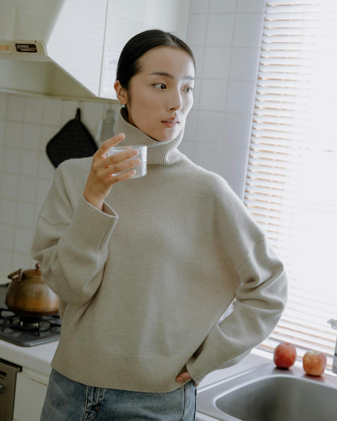 【今季終了】やわらかに包むカシミヤシルク混のタートルネックニット / グレージュの商品写真