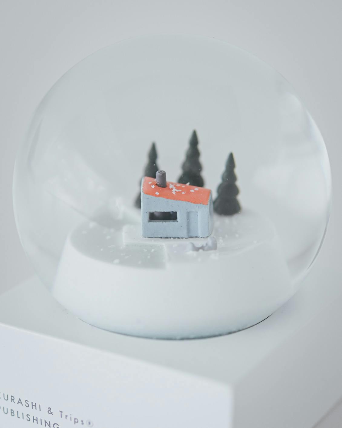 数量限定】スノードーム2025「湖畔の小屋で」 - 北欧、暮らしの道具店