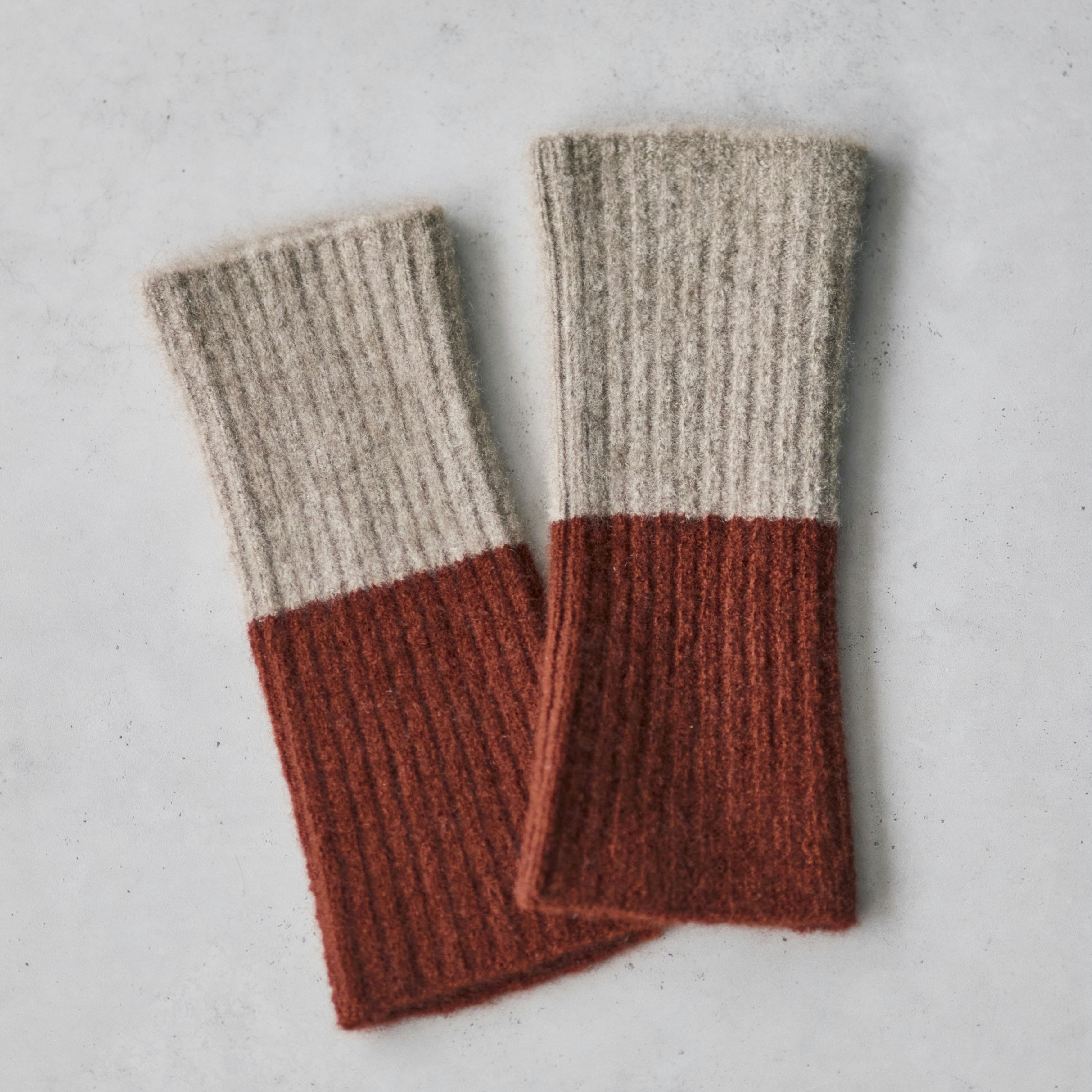 【当店別注】FACTORY / カシミアアームウォーマー（レッド×グレージュ）の商品写真