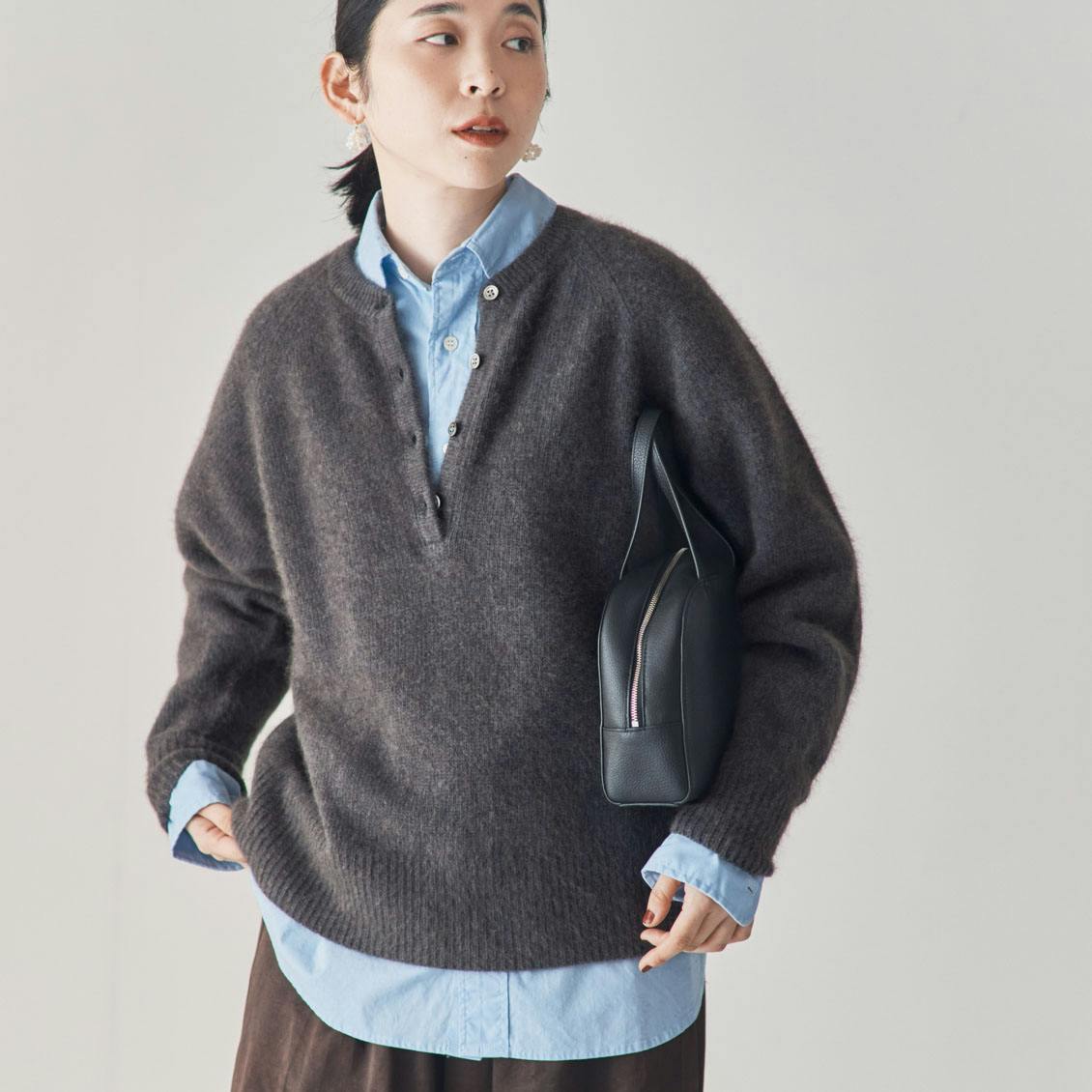 【今季終了】ふんわり素材のヘンリーネックニット / チャコールの商品写真