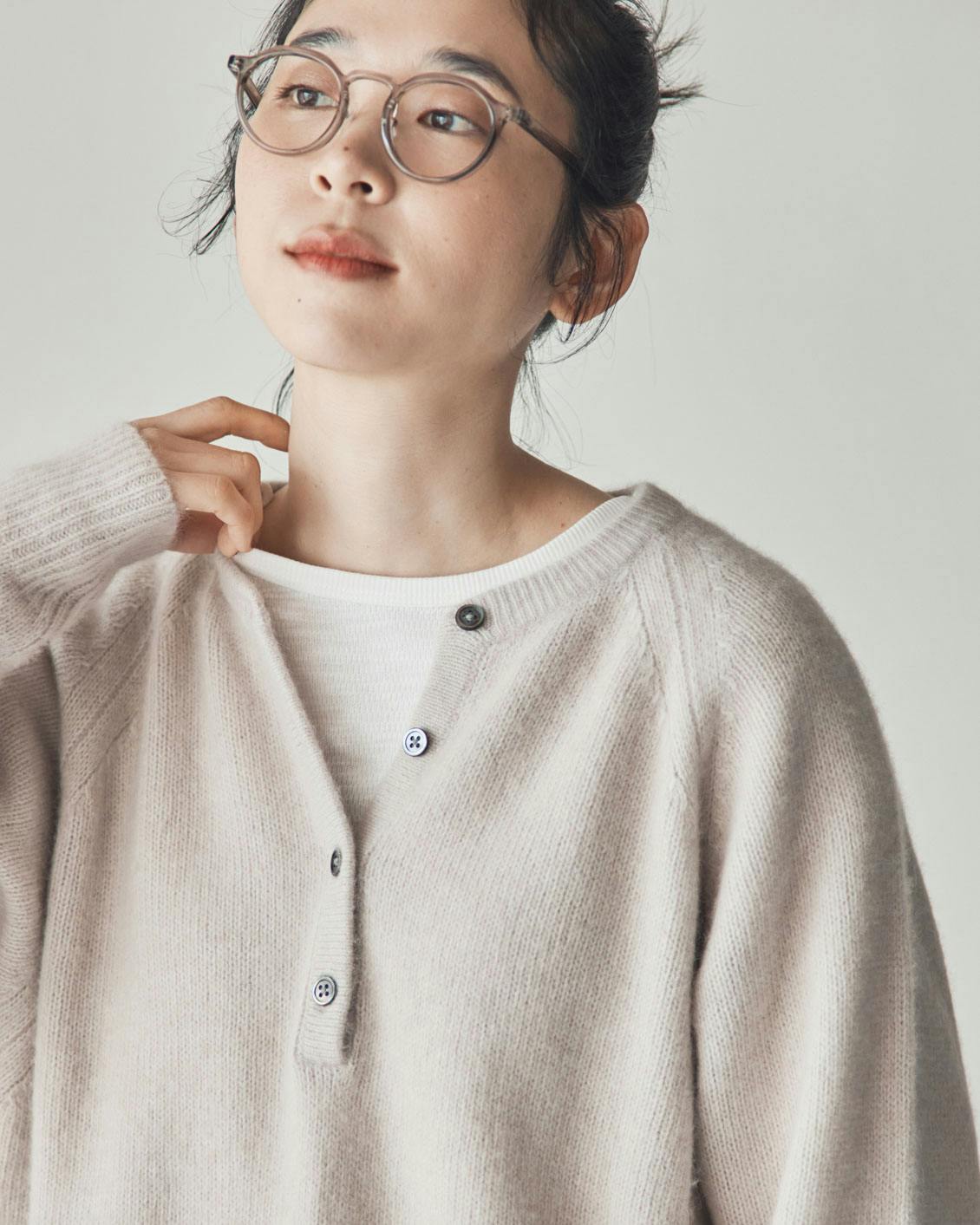 ふんわり素材のヘンリーネックニット（エクリュ、チャコール） - 北欧