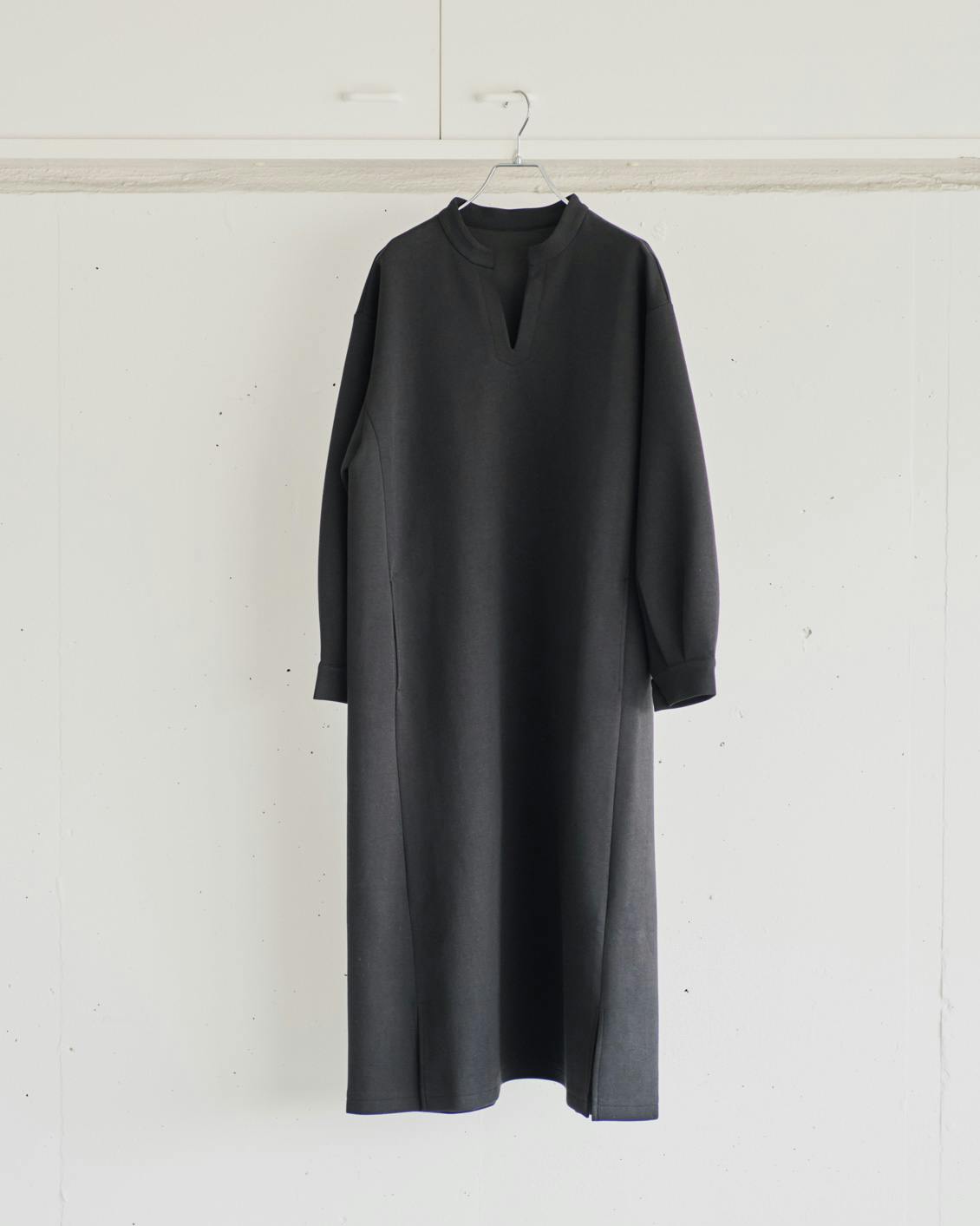 シワになりにくいポンチ素材のワンピース / ブラック・オリーブ / S・M