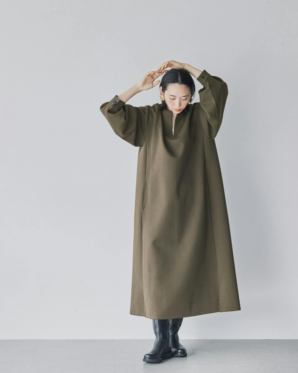 シワになりにくいポンチ素材のワンピース / ブラック・オリーブ / S・M