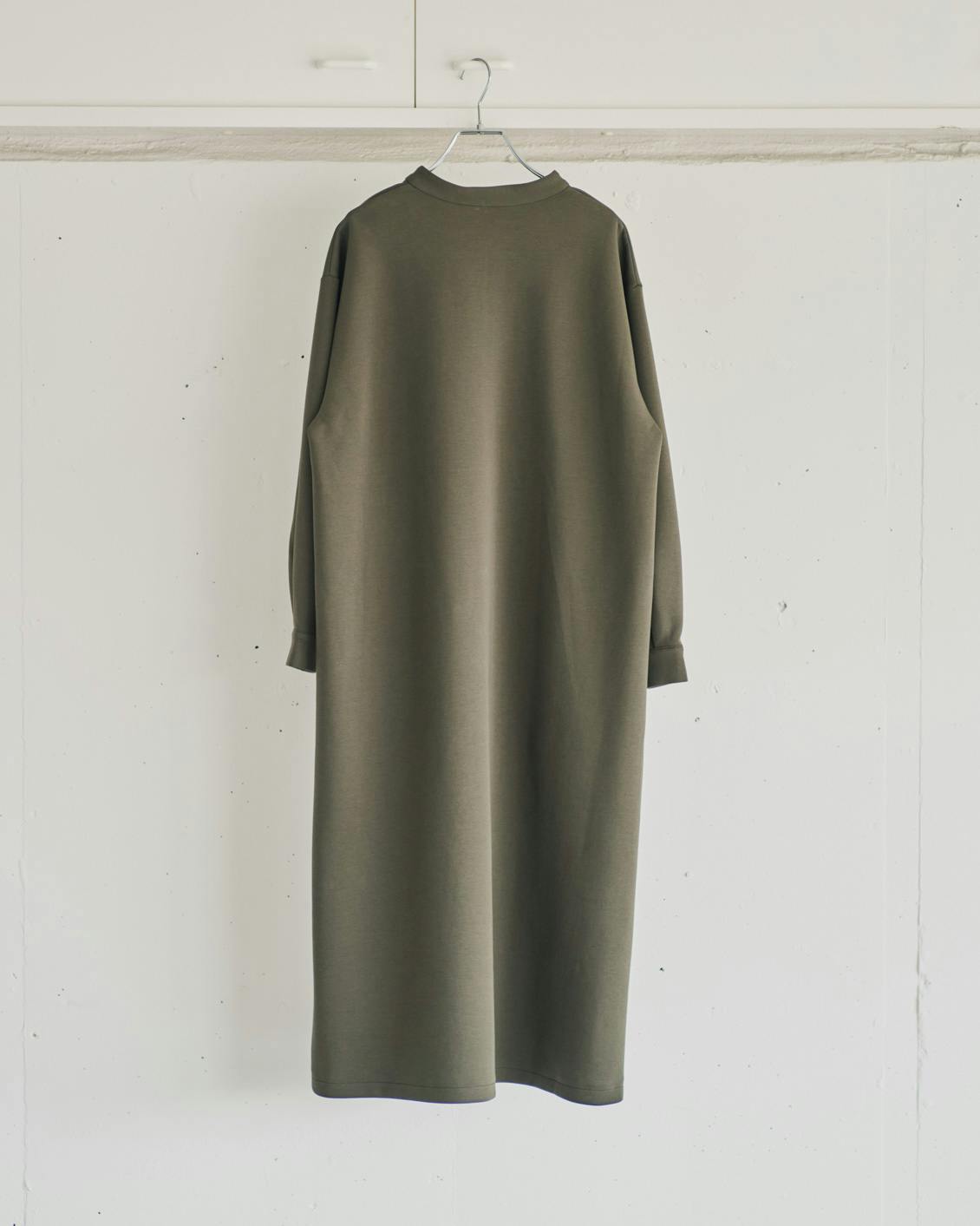 シワになりにくいポンチ素材のワンピース / ブラック・オリーブ / S・M