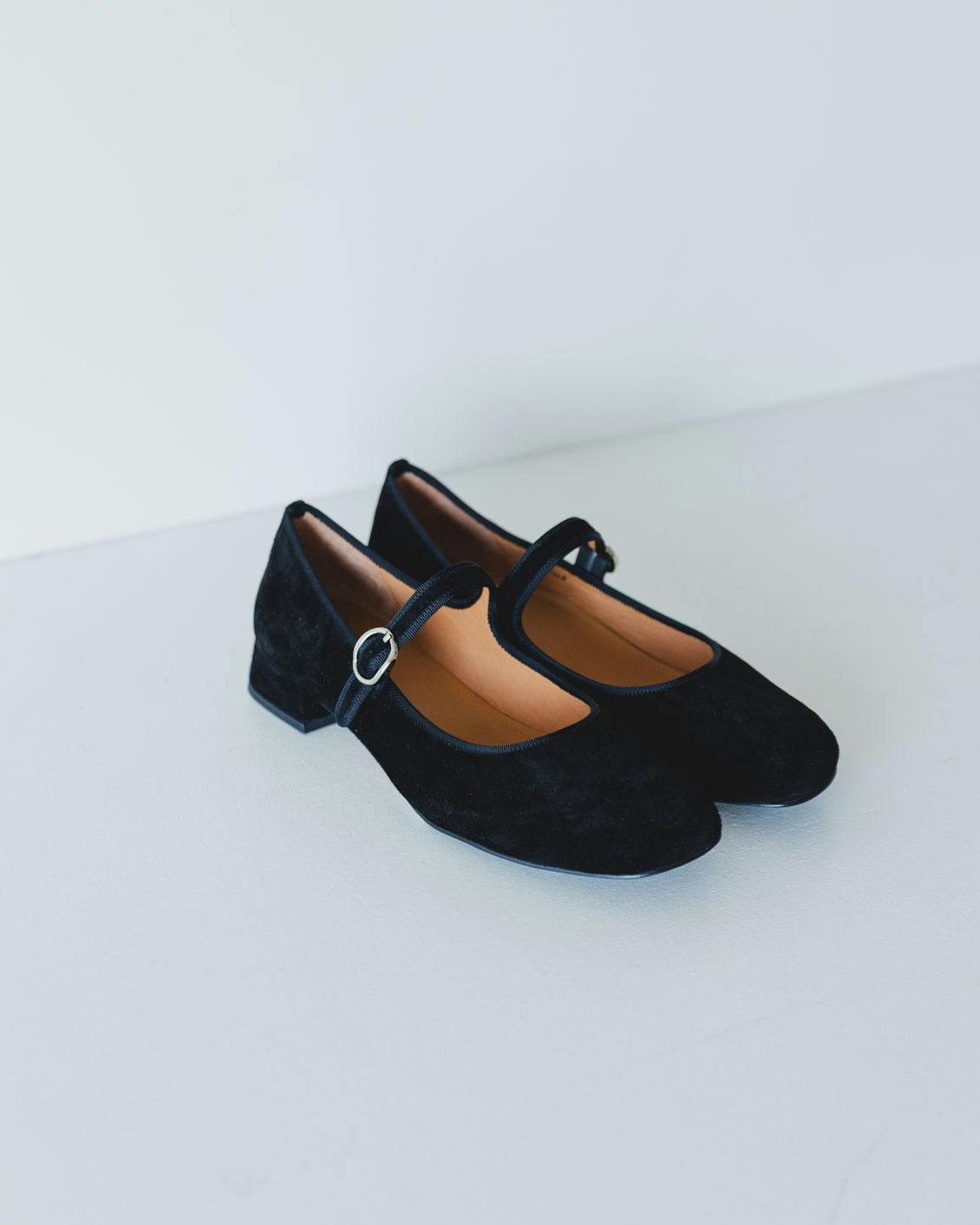 APOM /オブリークトゥメリージェーン/ブラックスエード（22.5cm）の商品写真