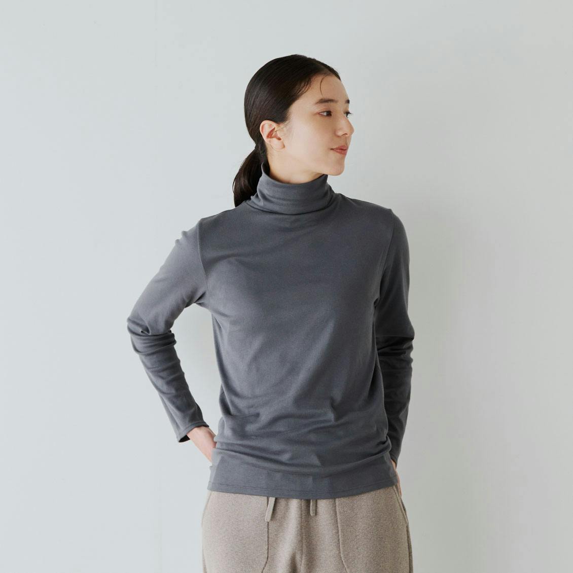 【今季終了】ふんわりコットンのタートルネックカットソー / チャコールの商品写真