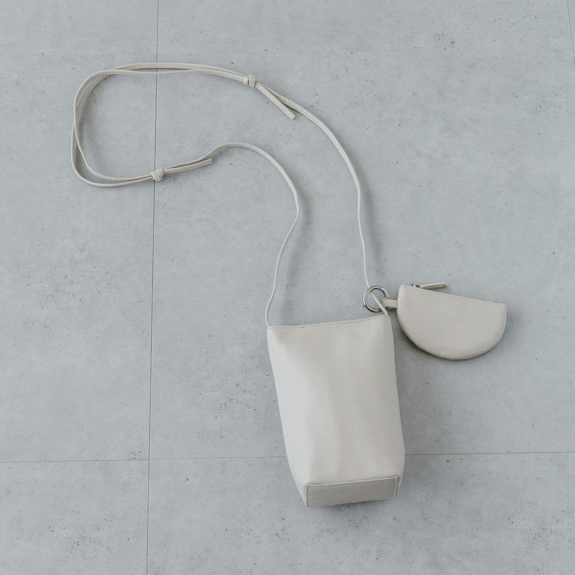 「品よく、身軽に」レザースマホポシェット（ミニポーチ付き）/ アイボリーの商品写真