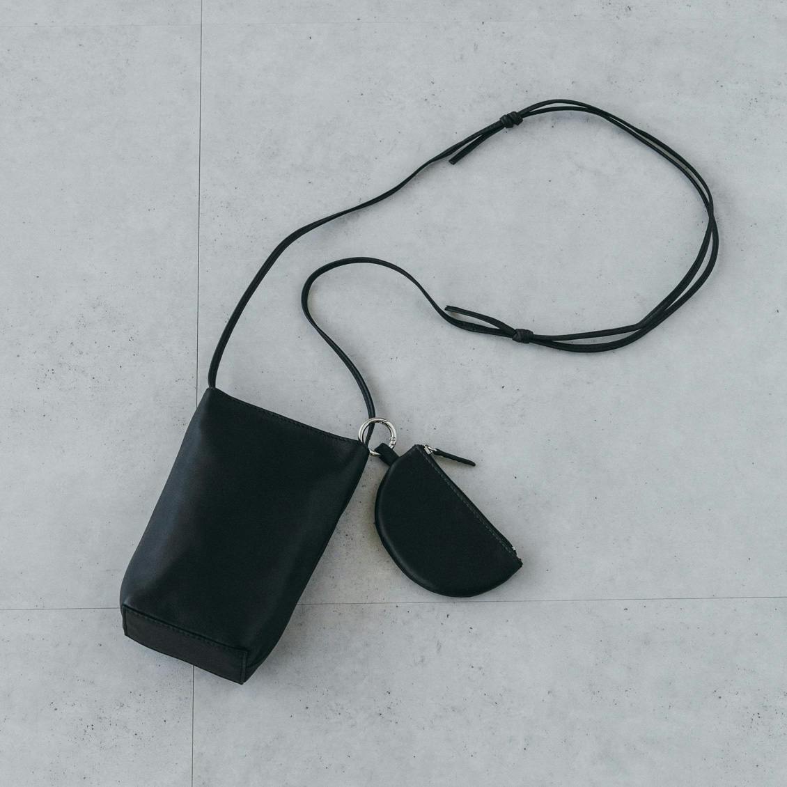 「品よく、身軽に」レザースマホポシェット（ミニポーチ付き）/ ブラックの商品写真