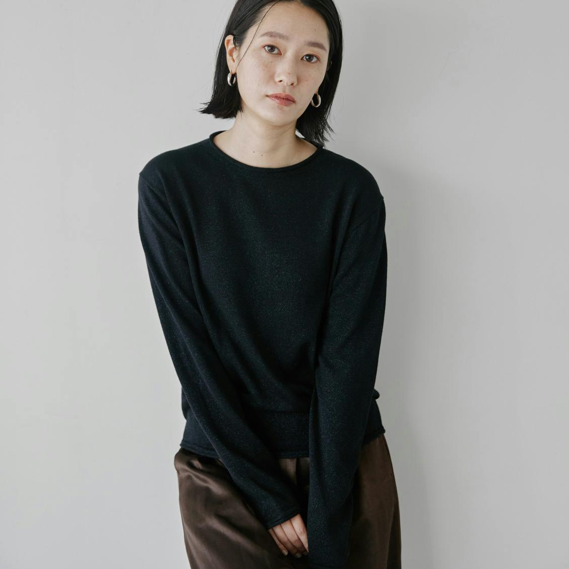 さりげなく光をまとうラメニット / ブラック × ブルーの商品写真