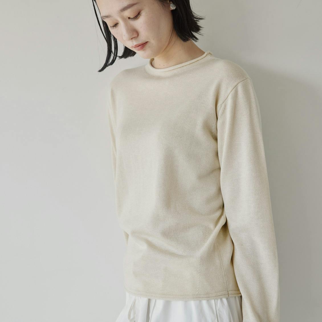 さりげなく光をまとうラメニット / アイボリー × ゴールドの商品写真