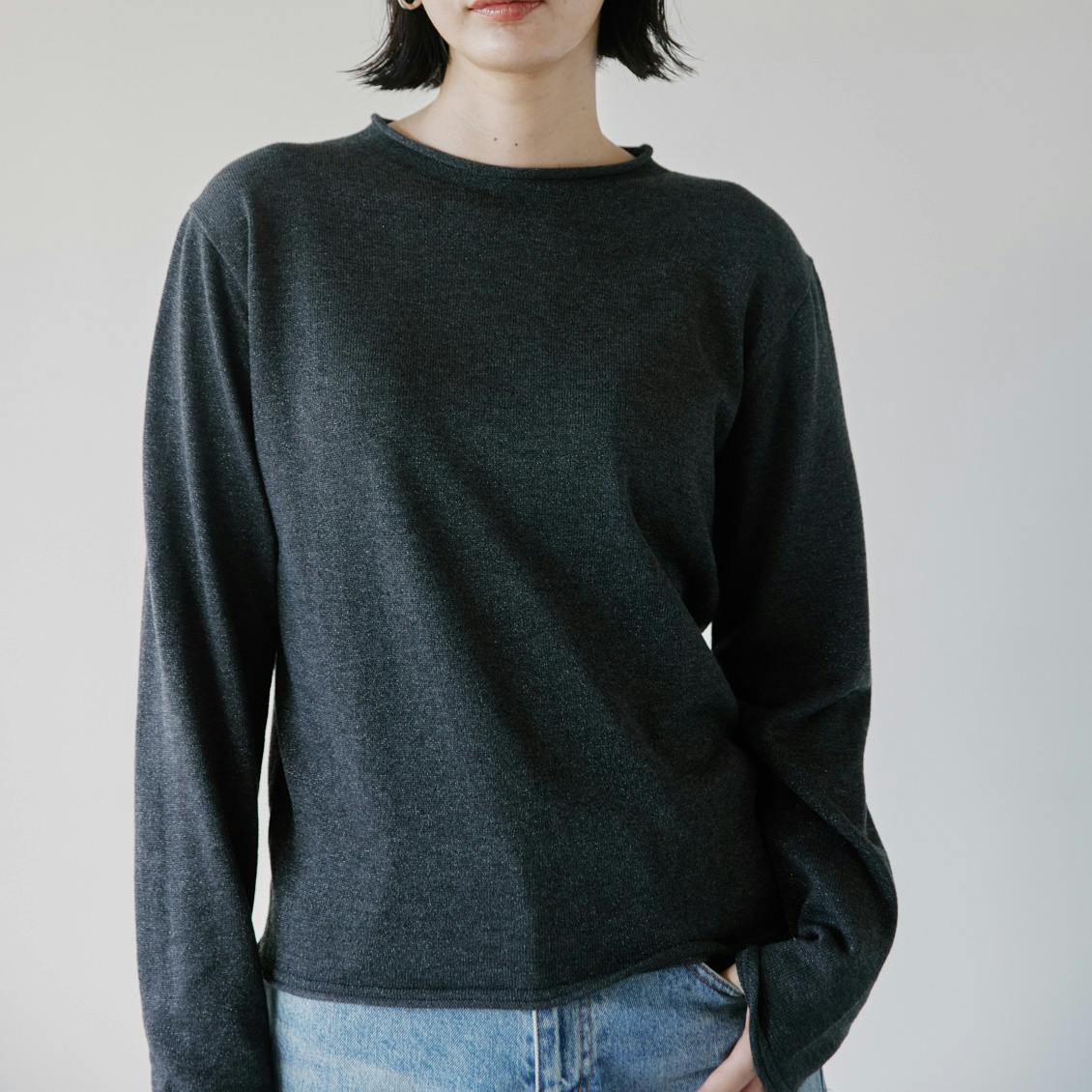 さりげなく光をまとうラメニット / チャコール × シルバーの商品写真