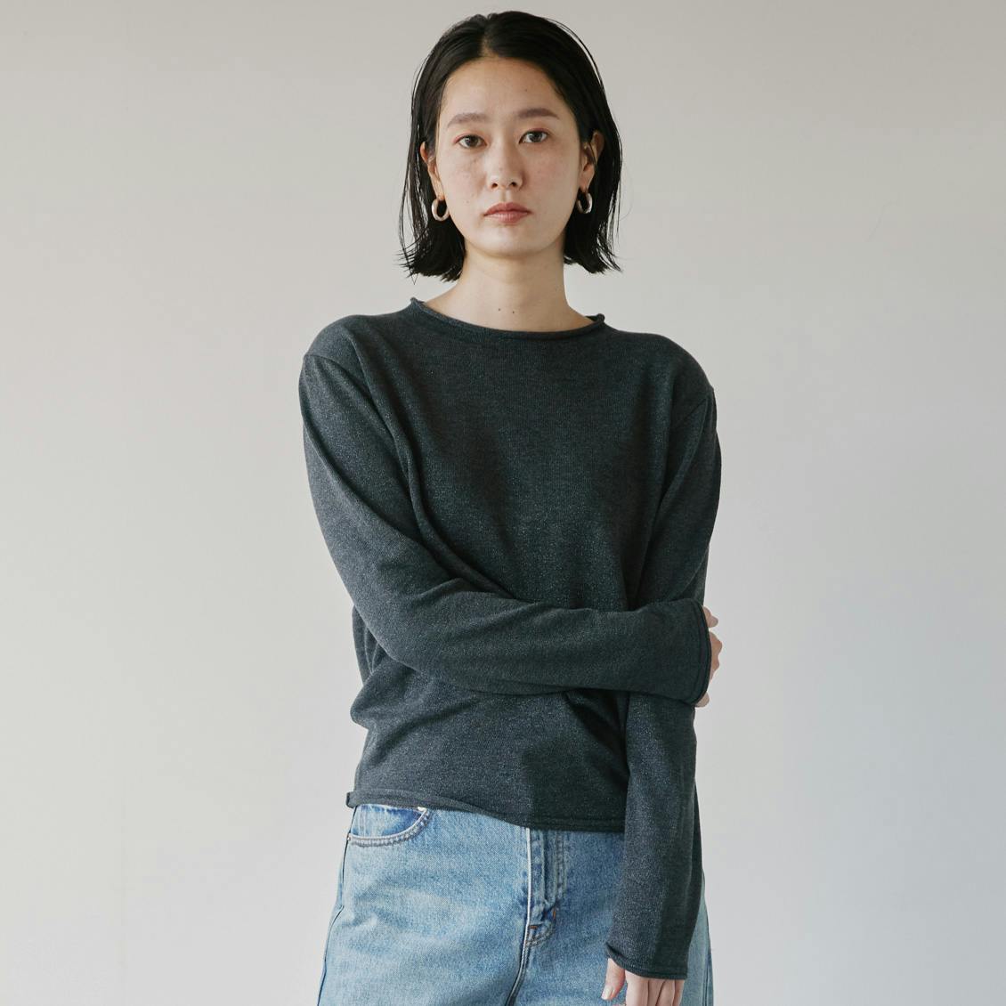 さりげなく光をまとうラメニット / チャコール × シルバーの商品写真