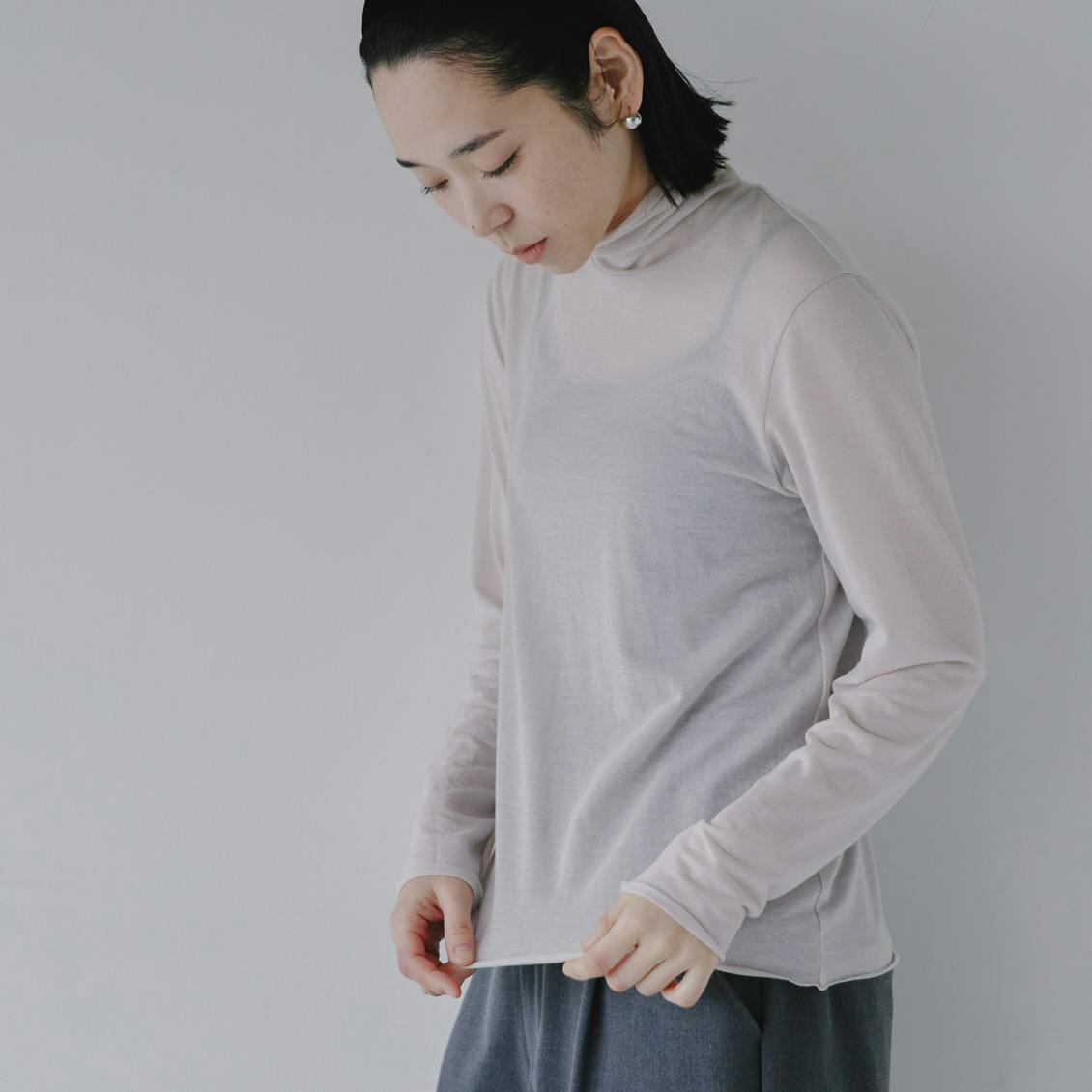 ほんのり透けるコットン混のタートルネックカットソー / グレージュの商品写真