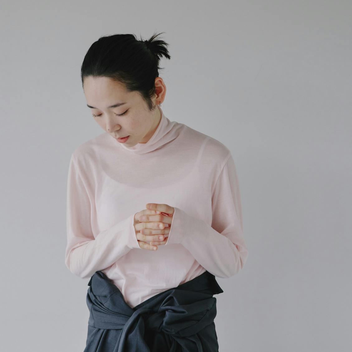 ほんのり透けるコットン混のタートルネックカットソー / ペールピンクの商品写真