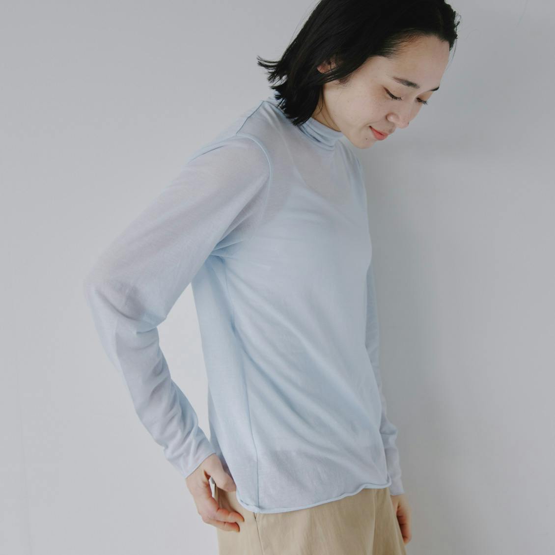 ほんのり透けるコットン混のタートルネックカットソー / ペールブルーの商品写真