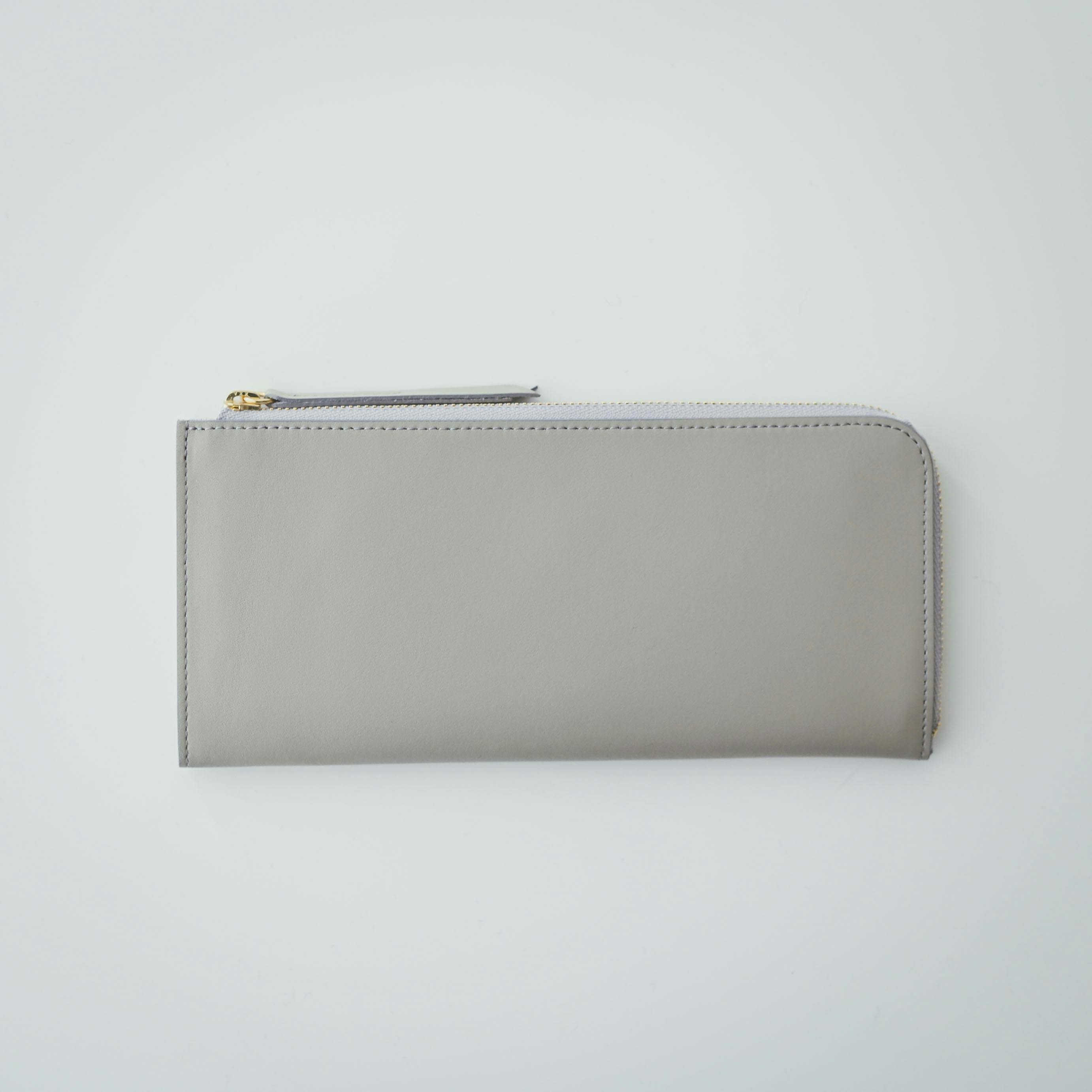 「スリムに見えて収納上手」L字ファスナーの長財布（ペールグレー）の商品写真