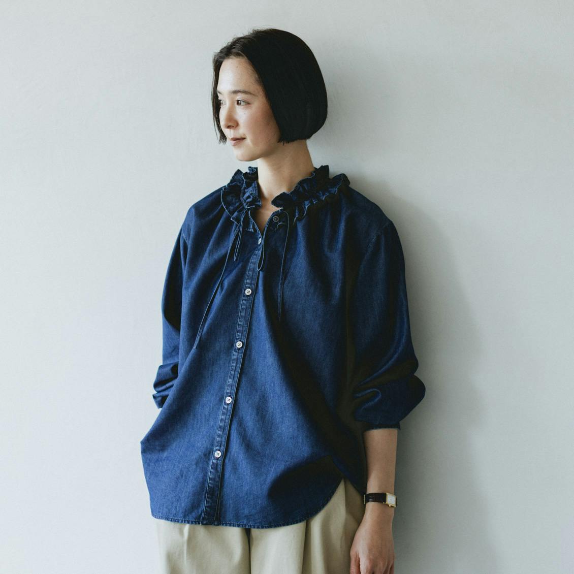 「大人に似合う、こなれ感」技ありフリルのデニムブラウス / インディゴブルーの商品写真