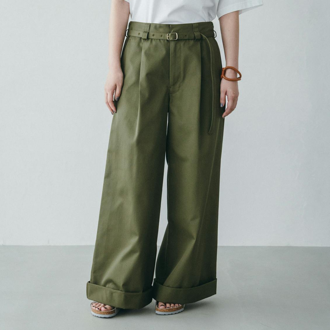 「憧れを、品よく」大人のための替えベルト付きワイドチノパンツ / オリーブグリーン / Sサイズの商品写真
