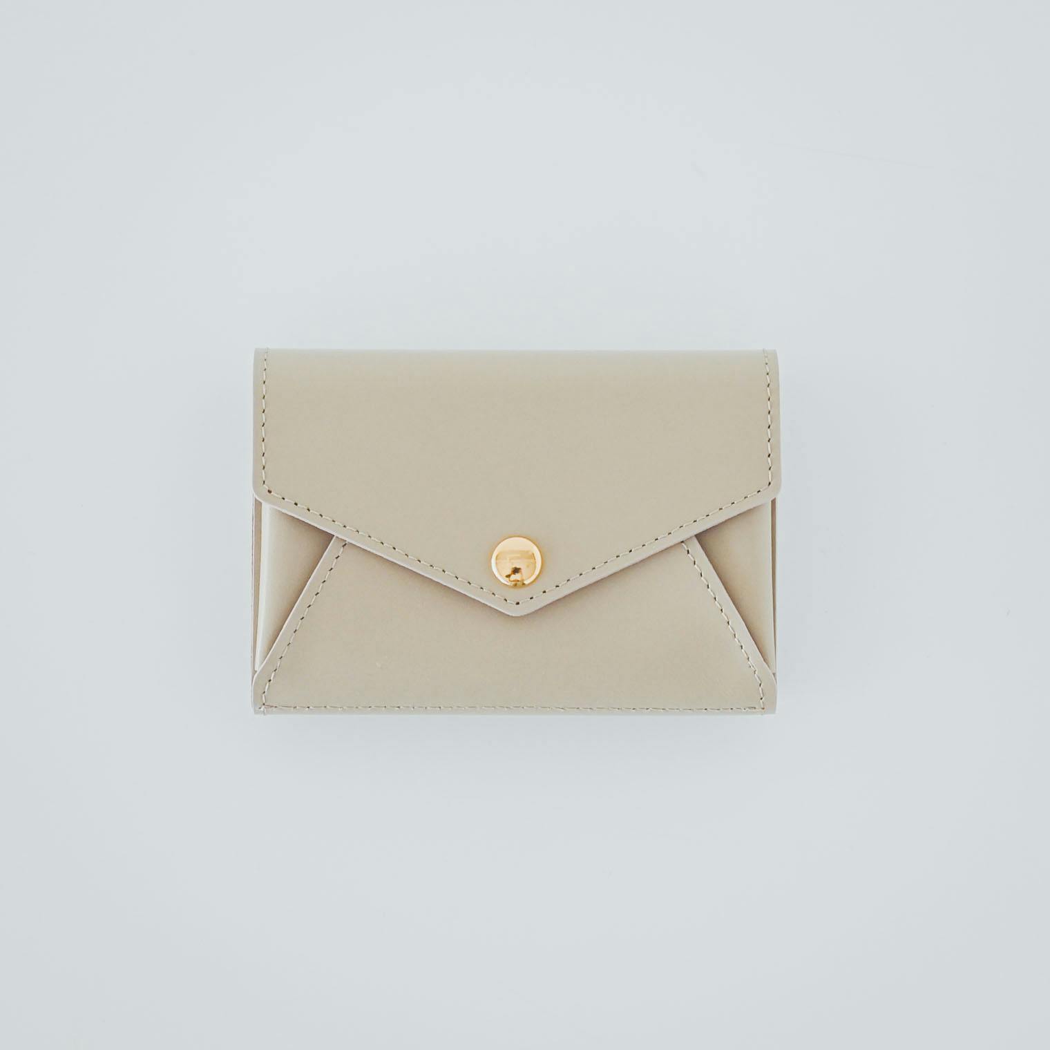 「小さく見えて収納上手」手のひらサイズの本革財布（ベージュ）の商品写真