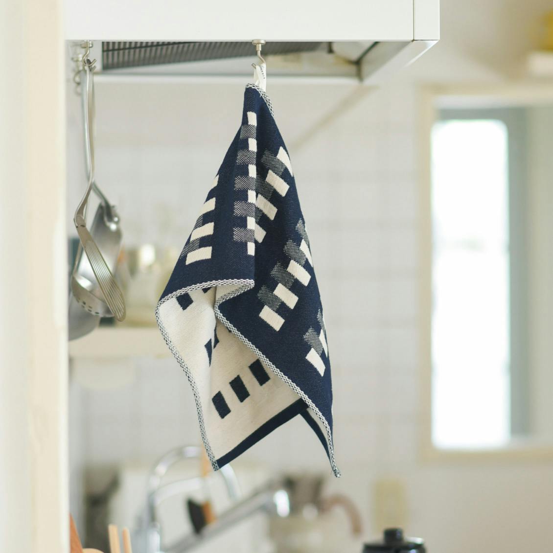 「暮らしに、ゆらめく光」ジャカード織りのスリムなキッチンタオル / ネイビーの商品写真