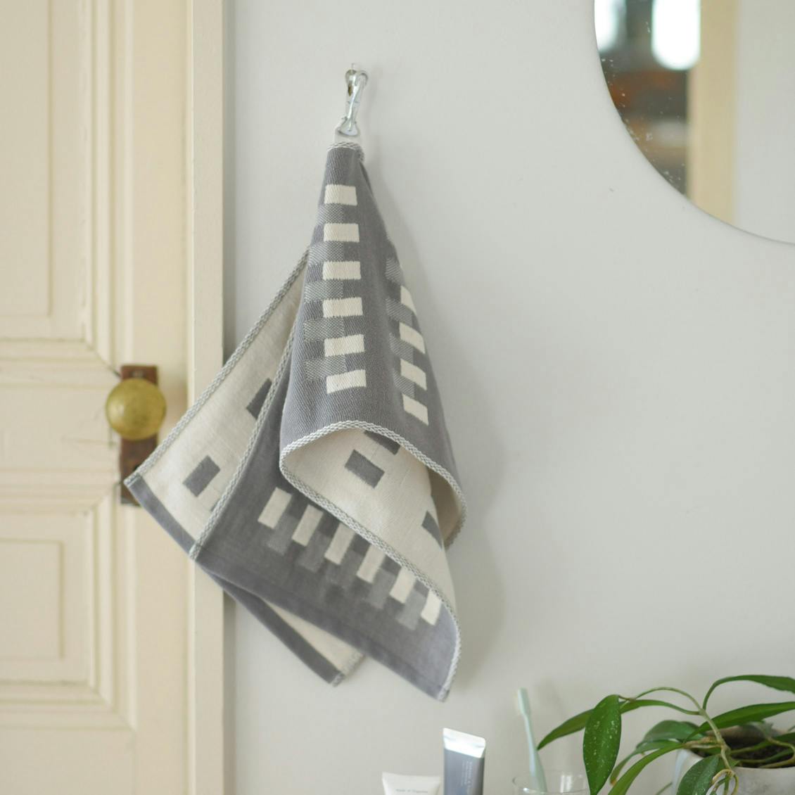 「暮らしに、ゆらめく光」ジャカード織りのスリムなキッチンタオル / グレーの商品写真