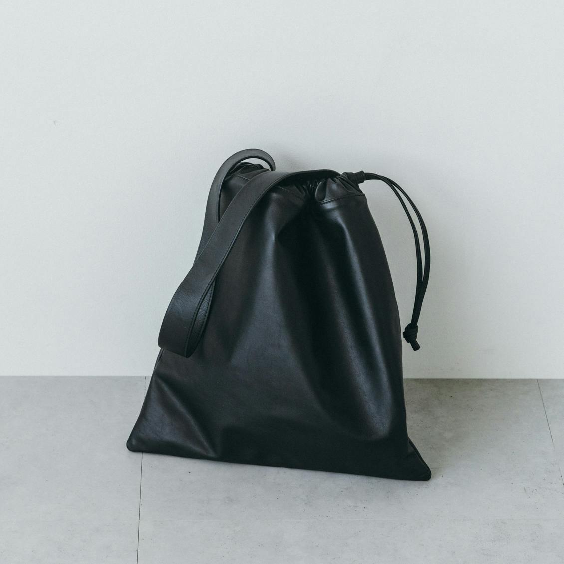 NORMALLY / レザードローストリングバッグ / ブラックの商品写真
