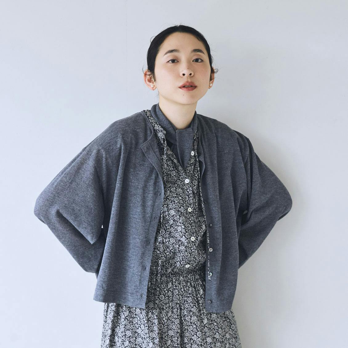 「おしゃれしながら、守りたい」リネン混のUVカットカーディガン（スカーフ付き） / 杢グレーの商品写真