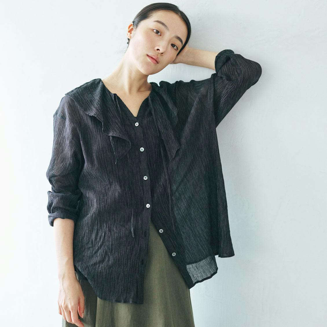「大人に似合う、こなれ感」ほんのりシアーなフリルブラウス / ブラックの商品写真