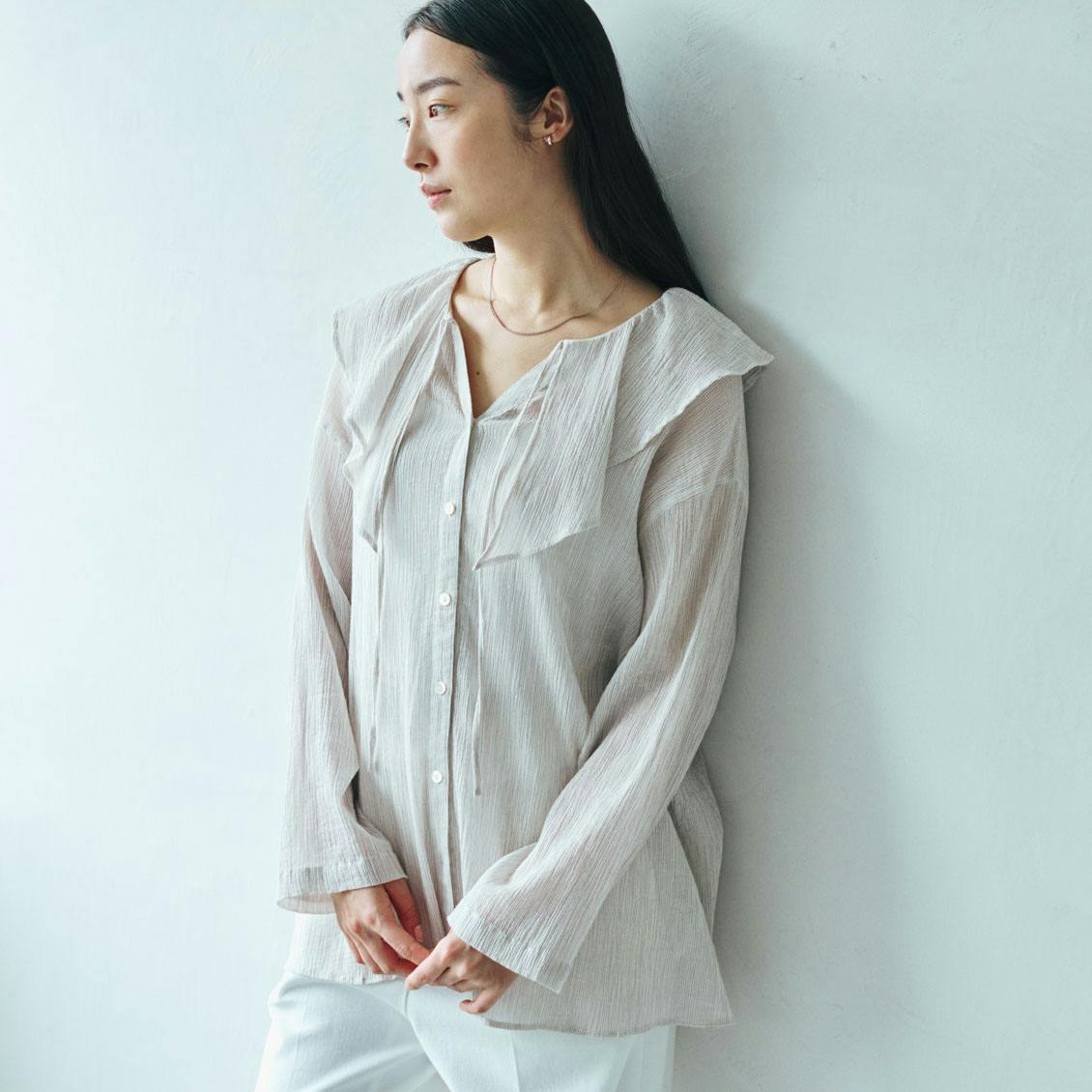 「大人に似合う、こなれ感」ほんのりシアーなフリルブラウス / グレージュの商品写真