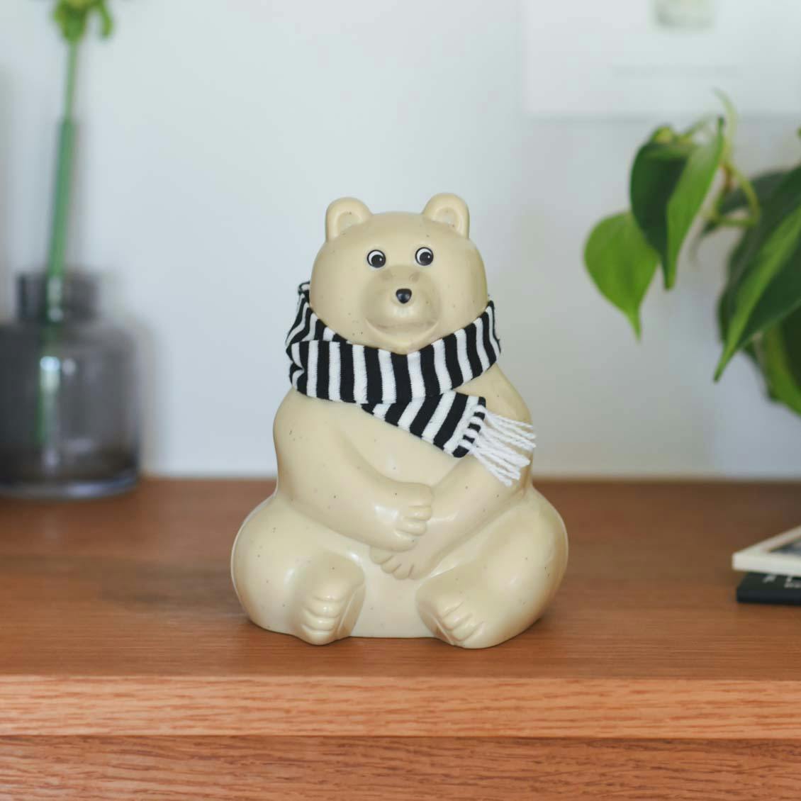 【数量限定】マフラー付き白くま貯金箱 / Polar Bear Money BOX / ブラック / 2026の商品写真