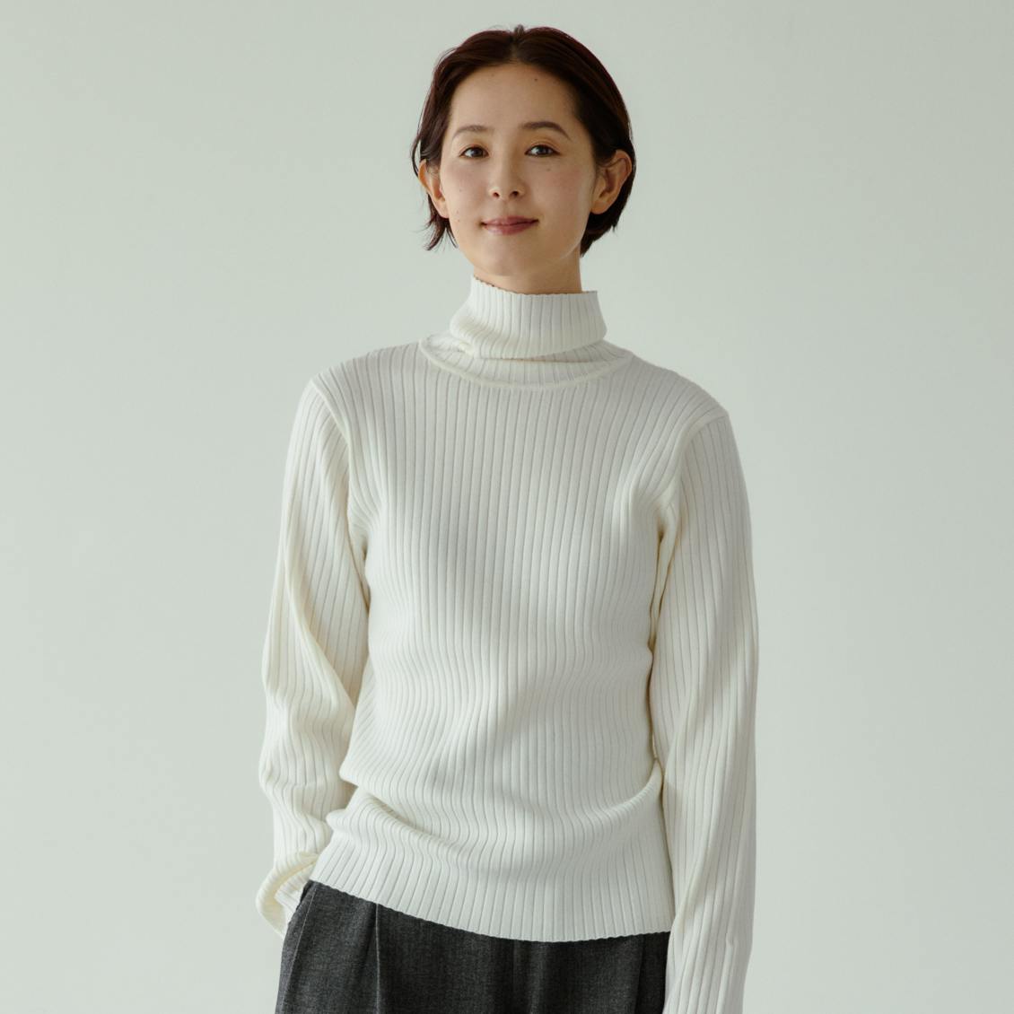 「一枚でも、重ねても」新定番のリブハイネックニットの商品写真