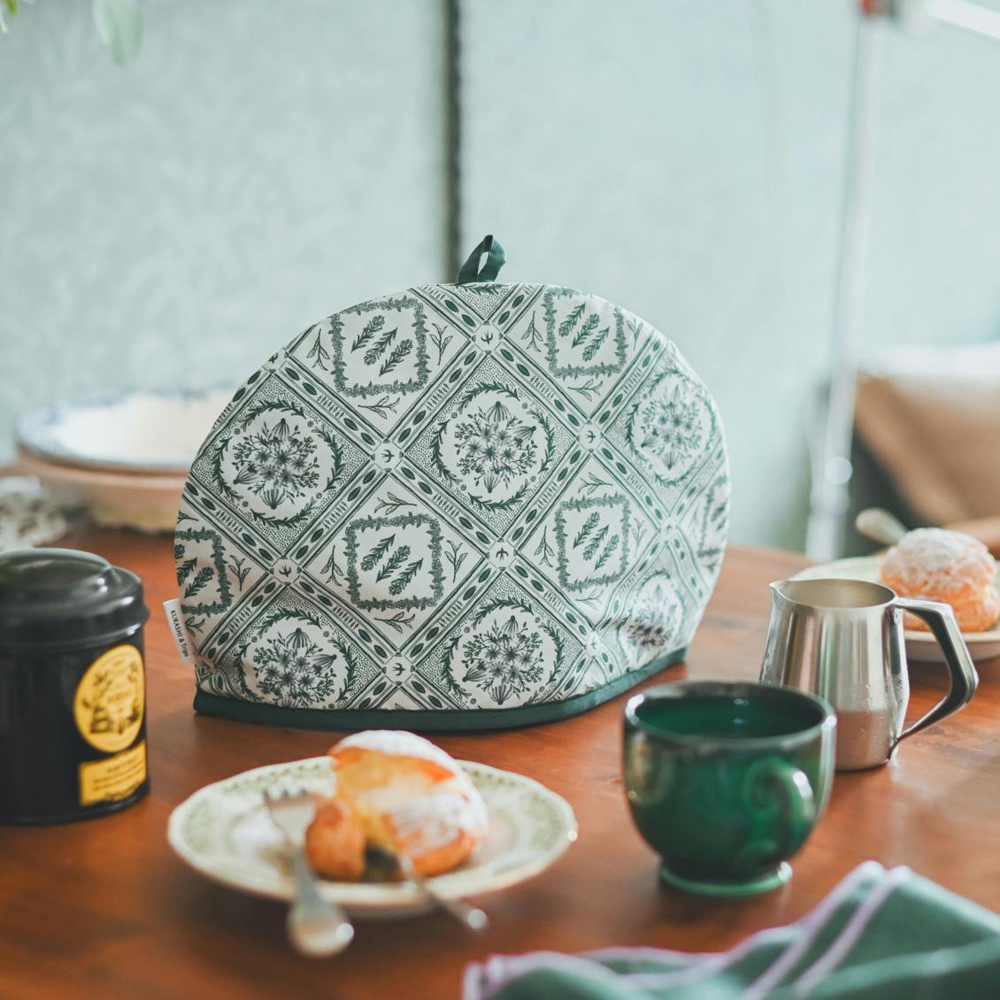 蚤の市で見つけたような、植物モチーフのティーコジーの商品写真